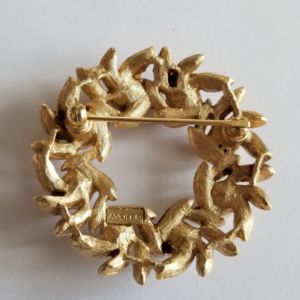 Vintage wreath brooch pin gold tone white faux pearls by Avon - Picture 5 of 9